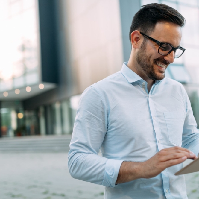 portrait-of-businessman-in-glasses-holding-tablet-AWVHCJ67U-min